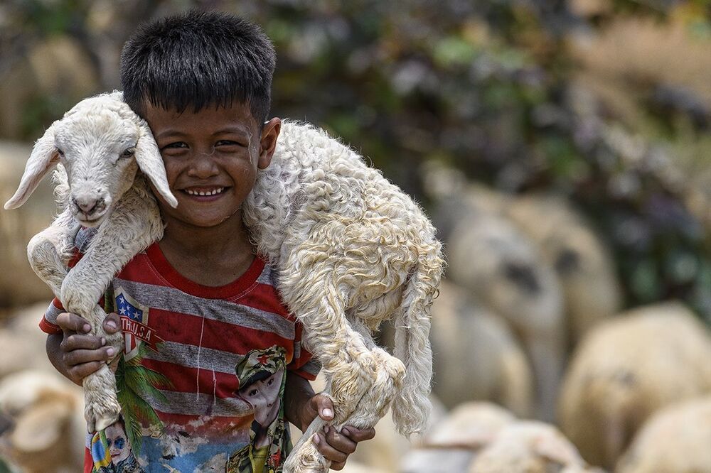 I would like to take the beauty's minority of Vietnam specially the culture of area, the elder, the children on my way of travel. A thing that you see in my pictures is that I was not afraid to fall in love with these people.