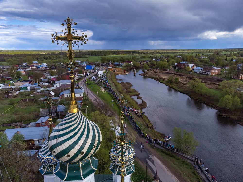 Холуй