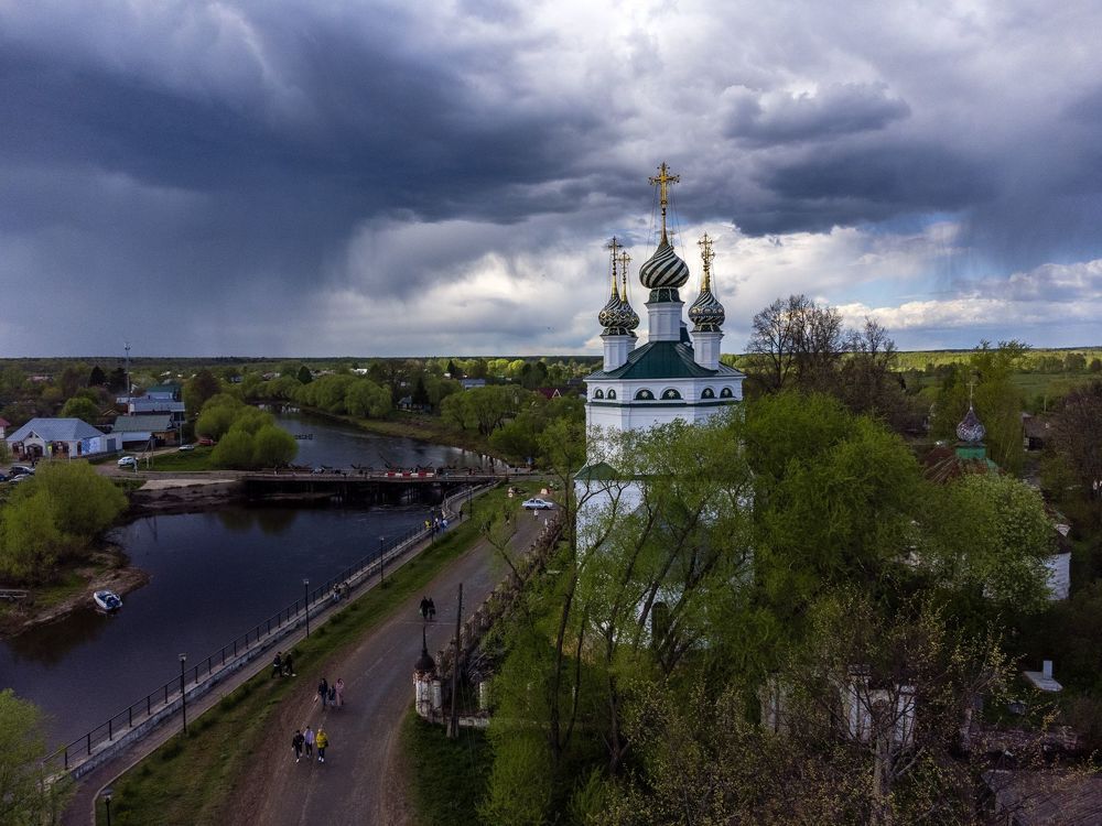 Холуй