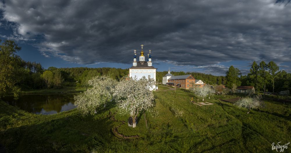 Тишина монастырского сада