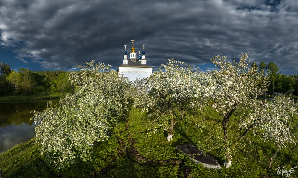 Тишина монастырского сада