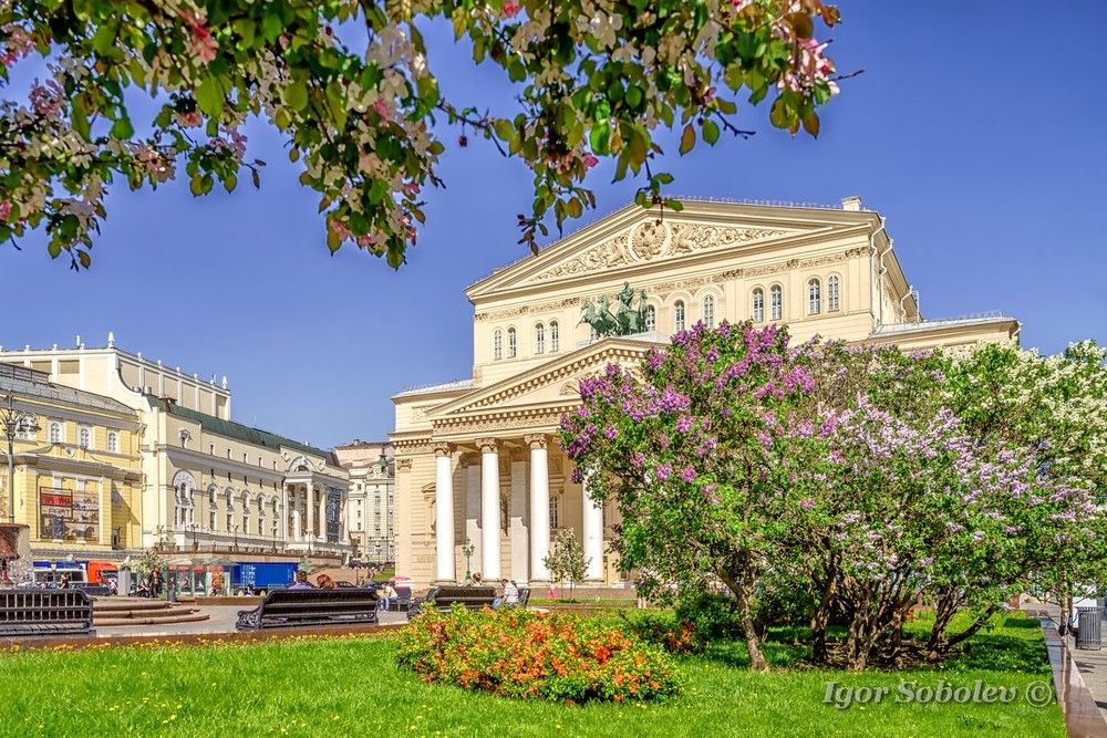 Весна у Большого театра