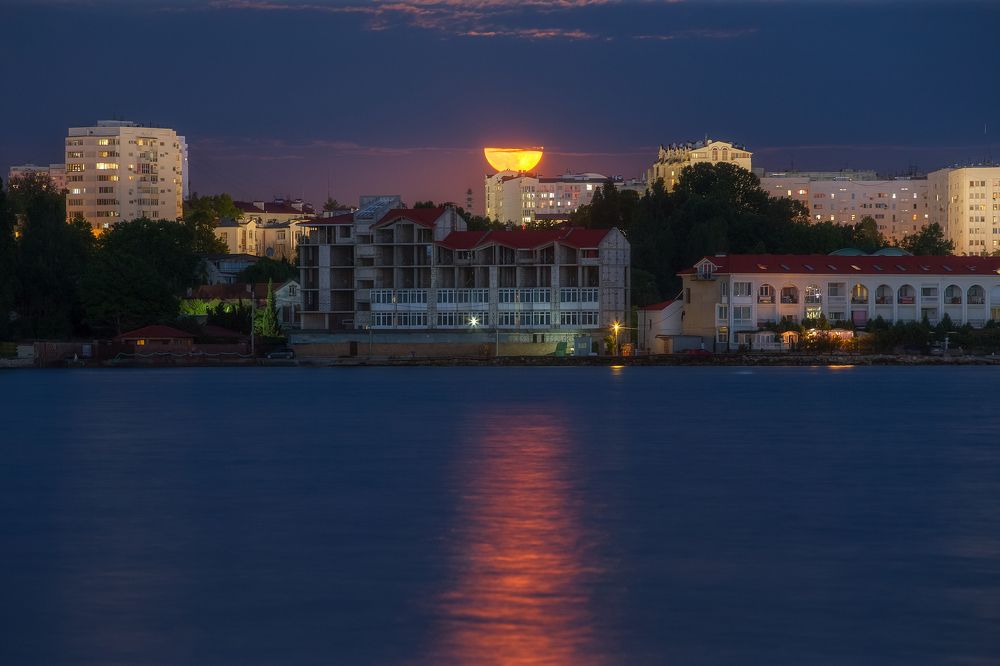 &laquo;Клубничная&raquo; луна