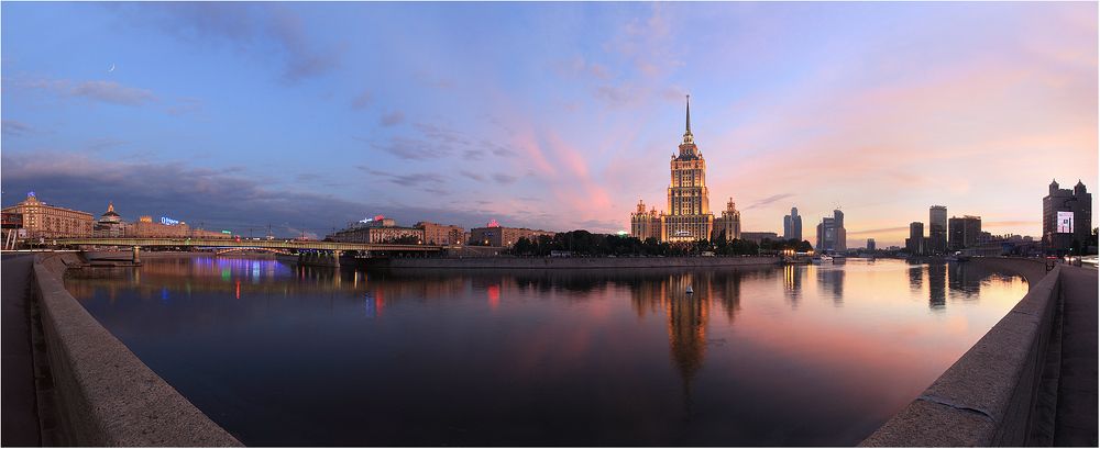 Розовый закат после дождя. Из-под моста благоухают пожитки бомжей. Романтика!
