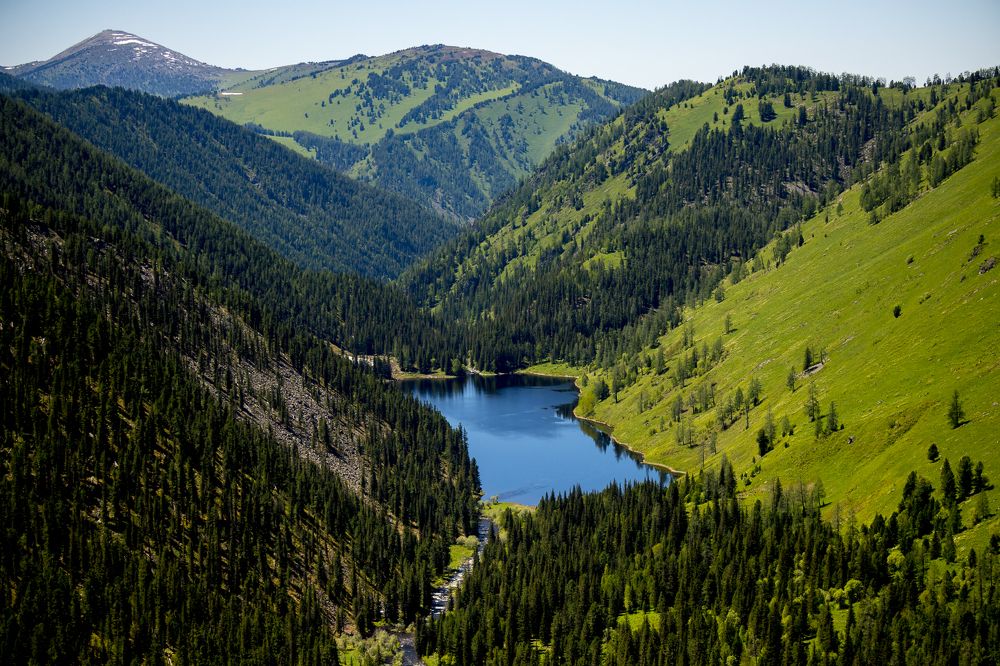 В горах Алтая очень много красивых безымянных озер