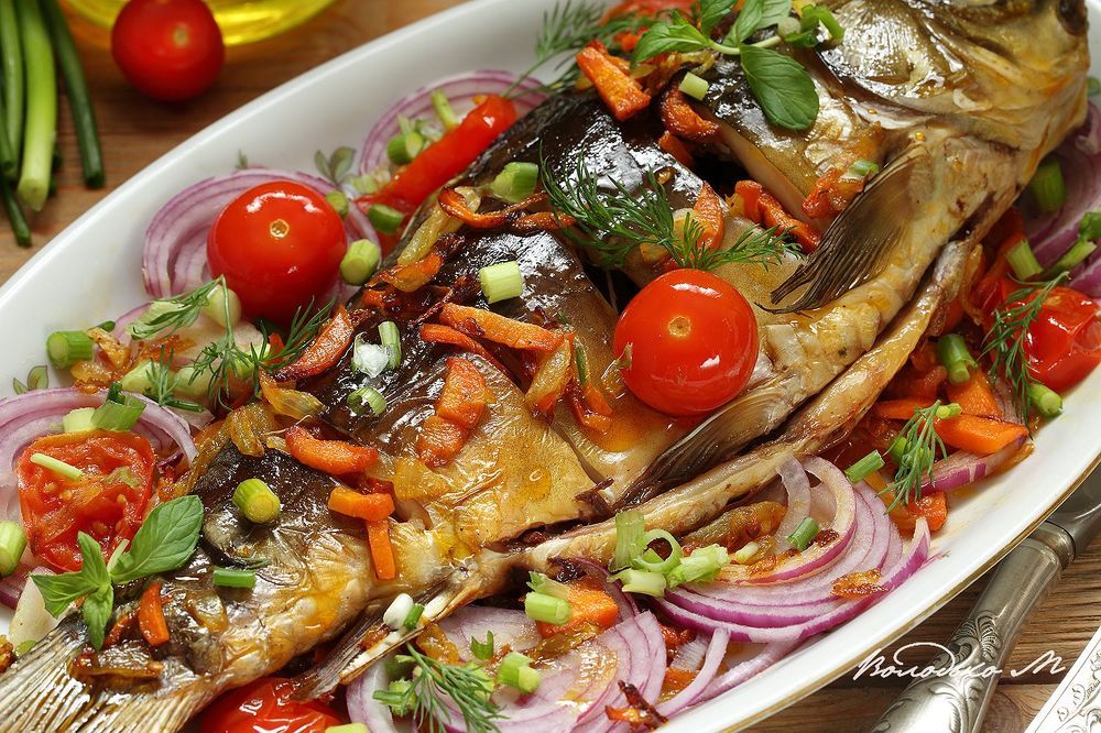 Жареный карп с овощами