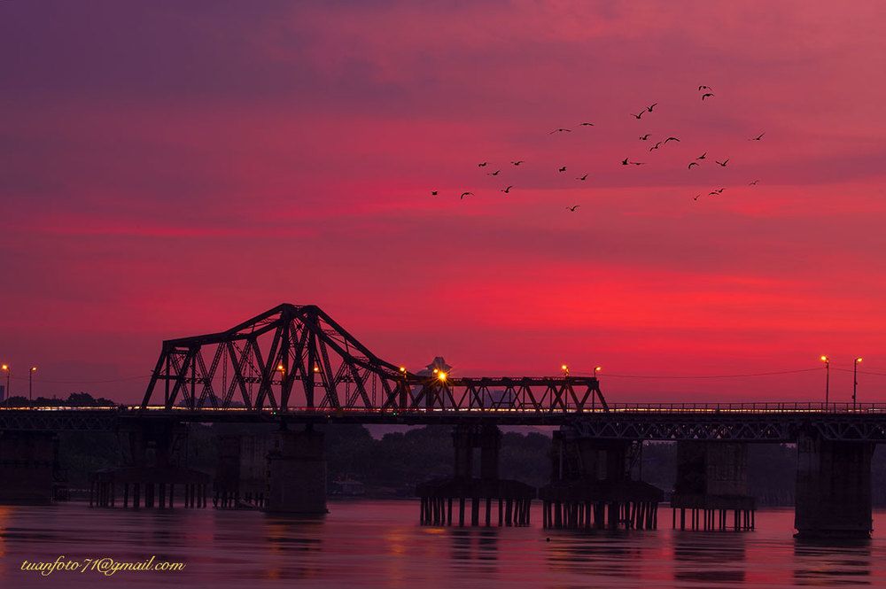 Long Bi&ecirc;n Birdge sunset