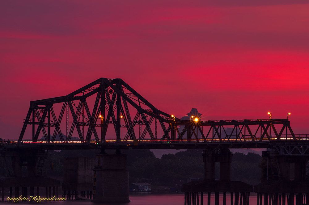 Long Bi&ecirc;n Birdge sunset