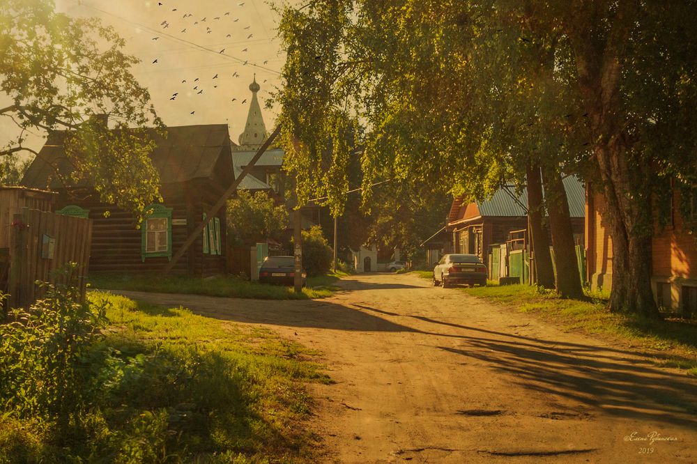 Август