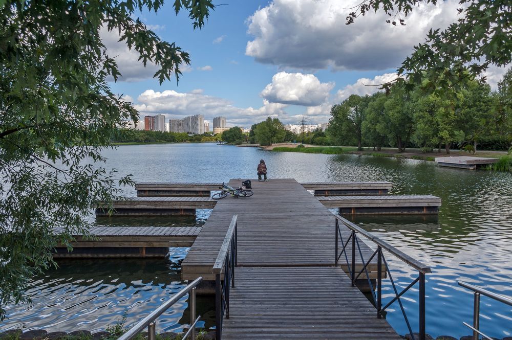 В городском осеннем парке