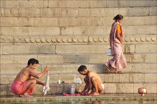 Варанаси - один из древнейших городов мира, расположенный на р. Ганг, в Индии. Этот город является центром мирового индуизма.
На рассвете, когда первые лучи солнца касаются берега, по ступеням к воде спускаются жители и начинают свои утренние дела: ритуальные омовения, стирка, купания, и т.п.