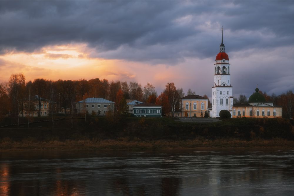 Тотемский закат на Сухоне. С видом на Церковь Успения Пресвятой богородицы