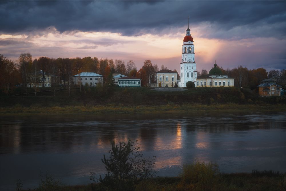 Тотемский закат на Сухоне. С видом на Церковь Успения Пресвятой богородицы