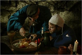 Однажды слуга знатного господина решил прислужить ему за обедом...