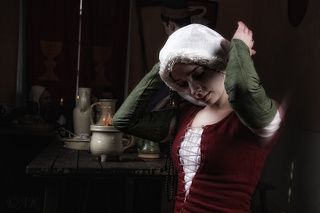 В углу прихорашивалась дочка кузнеца...