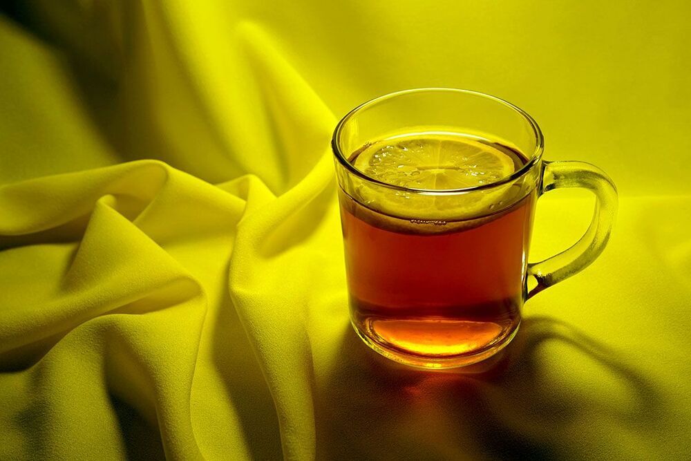 Чашка и спелые нектарины.