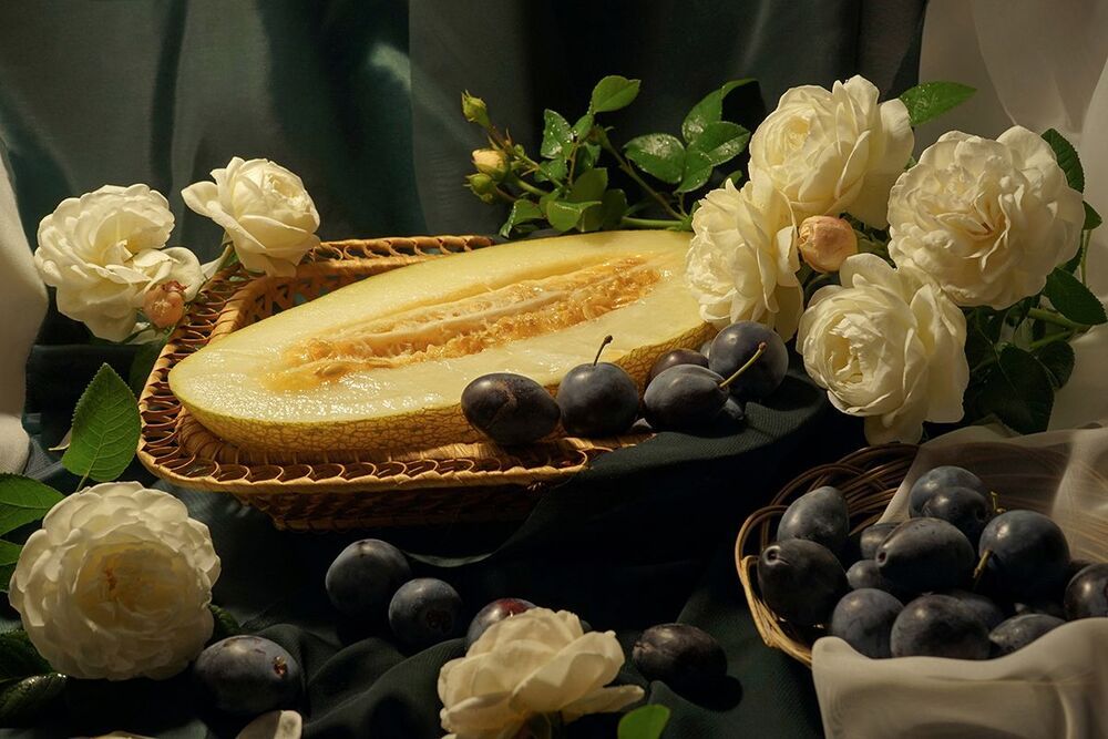Чашка и спелые нектарины.