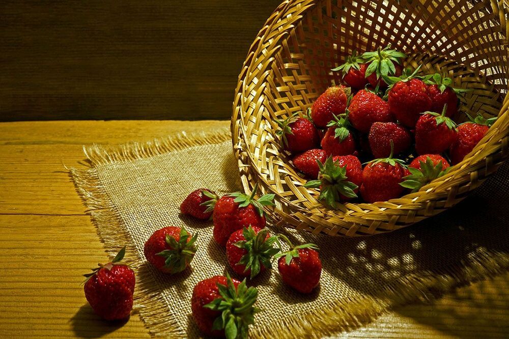 Чашка и спелые нектарины.