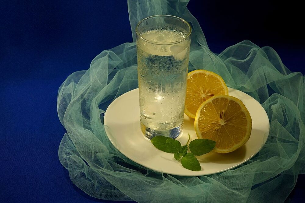 Чашка и спелые нектарины.
