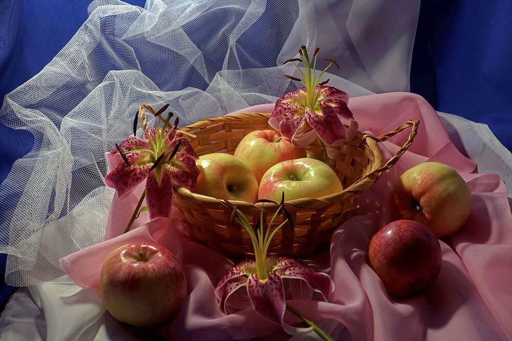 Чашка и спелые нектарины.