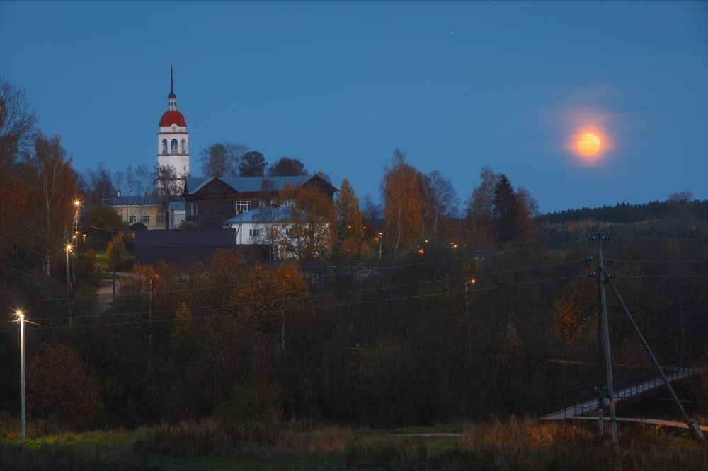 Успенская церковь под Луной