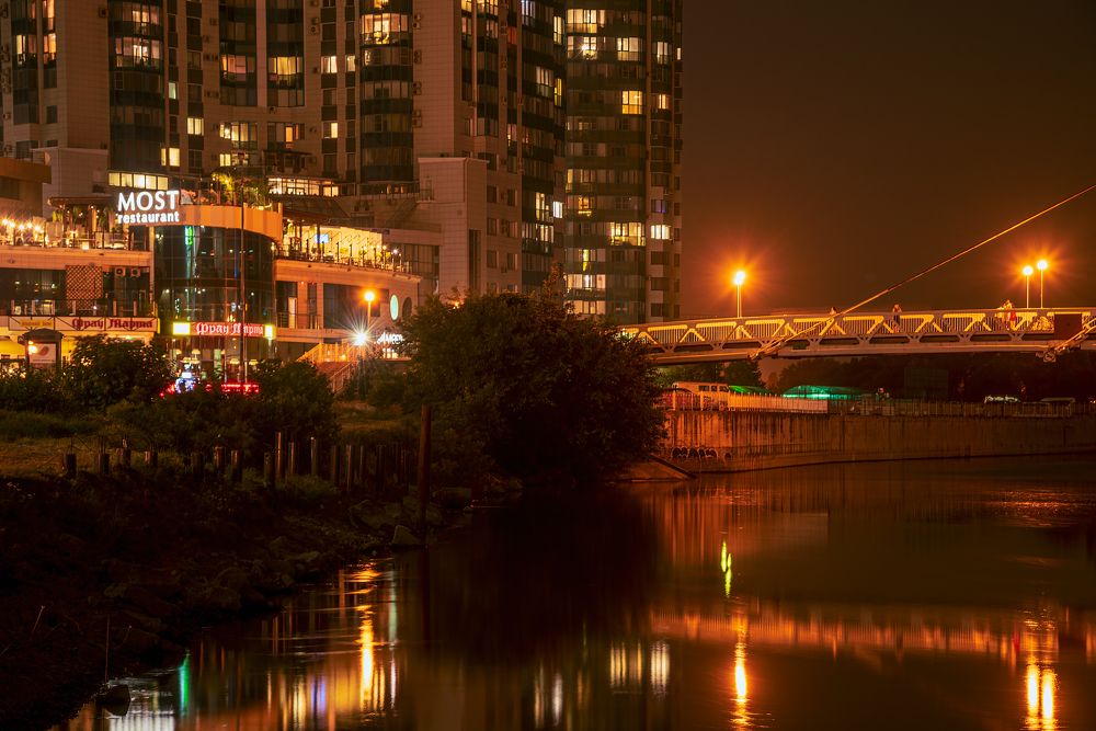 У моста