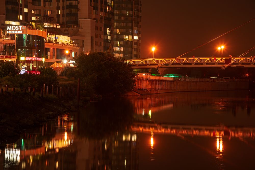 У моста