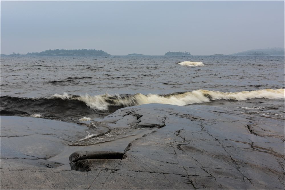 На скалах ветрено