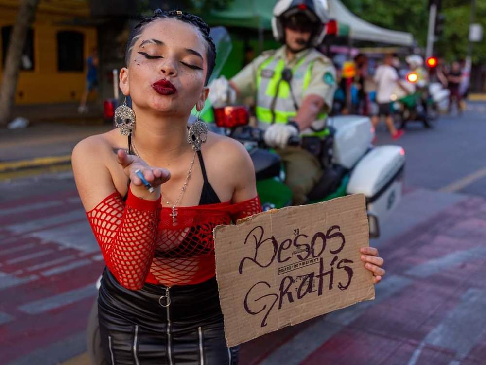 M&aacute;s de 100 mil personas se congregaron, el pasado s&aacute;bado 20 de noviembre, en toda la explanada de la Alameda, para manifestarse en el Santiago Parade, por una institucionalidad antidiscriminatoria en Chile y el mundo.  Si desea ver m&aacute;s de mi arte, los invito a seguir mi cuenta  https://instagram.com/periodistafurioso ??