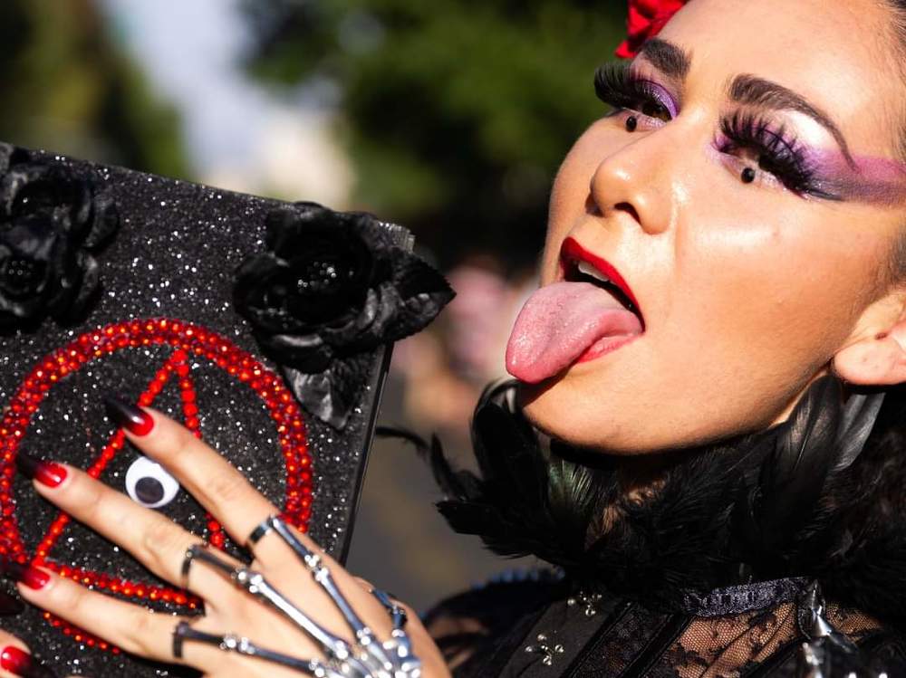 M&aacute;s de 100 mil personas se congregaron, el pasado s&aacute;bado 20 de noviembre, en toda la explanada de la Alameda, para manifestarse en el Santiago Parade, por una institucionalidad antidiscriminatoria en Chile y el mundo.  Si desea ver m&aacute;s de mi arte, los invito a seguir mi cuenta  https://instagram.com/periodistafurioso ??