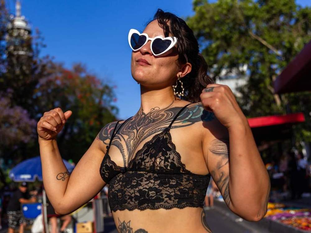 M&aacute;s de 100 mil personas se congregaron, el pasado s&aacute;bado 20 de noviembre, en toda la explanada de la Alameda, para manifestarse en el Santiago Parade, por una institucionalidad antidiscriminatoria en Chile y el mundo.  Si desea ver m&aacute;s de mi arte, los invito a seguir mi cuenta  https://instagram.com/periodistafurioso ??