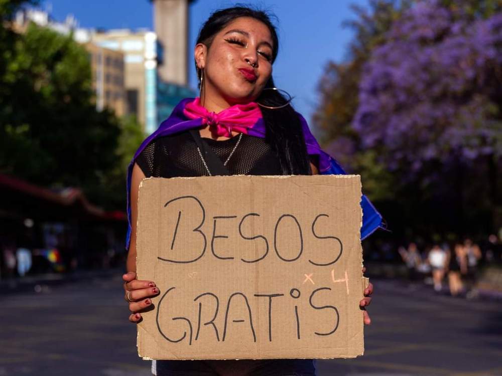 M&aacute;s de 100 mil personas se congregaron, el pasado s&aacute;bado 20 de noviembre, en toda la explanada de la Alameda, para manifestarse en el Santiago Parade, por una institucionalidad antidiscriminatoria en Chile y el mundo.  Si desea ver m&aacute;s de mi arte, los invito a seguir mi cuenta  https://instagram.com/periodistafurioso ??