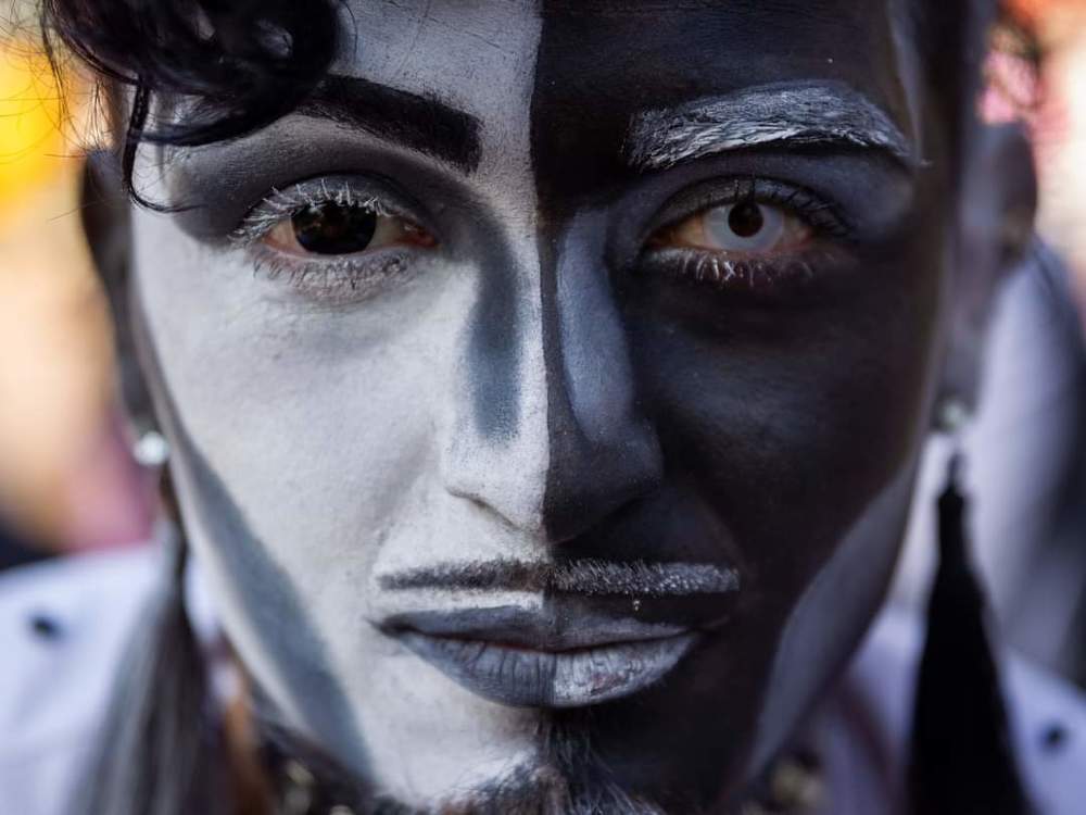 M&aacute;s de 100 mil personas se congregaron, el pasado s&aacute;bado 20 de noviembre, en toda la explanada de la Alameda, para manifestarse en el Santiago Parade, por una institucionalidad antidiscriminatoria en Chile y el mundo.  Si desea ver m&aacute;s de mi arte, los invito a seguir mi cuenta  https://instagram.com/periodistafurioso ??
