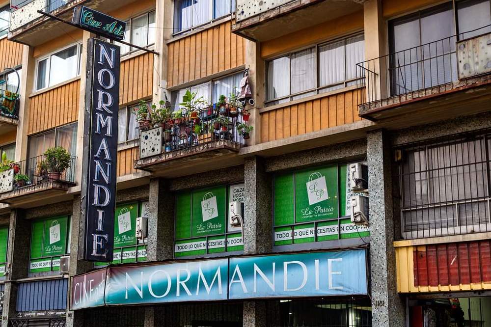 El Cine Arte Normandie fue fundado en agosto de 1982 y presenta pel&iacute;culas de &iacute;ndole cl&aacute;sica, art&iacute;stica, independiente y, en ciertas ocasiones, producciones m&aacute;s grandes, entre otras.   En 1991, se traslad&oacute; desde Alameda 139 hacia la calle Tarapac&aacute; 1181, siendo uno de los lugares patrimoniales, de culto y del cine underground en Santiago de Chile.
