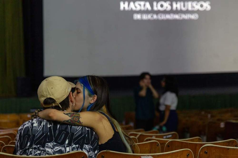 El Cine Arte Normandie fue fundado en agosto de 1982 y presenta pel&iacute;culas de &iacute;ndole cl&aacute;sica, art&iacute;stica, independiente y, en ciertas ocasiones, producciones m&aacute;s grandes, entre otras.   En 1991, se traslad&oacute; desde Alameda 139 hacia la calle Tarapac&aacute; 1181, siendo uno de los lugares patrimoniales, de culto y del cine underground en Santiago de Chile.