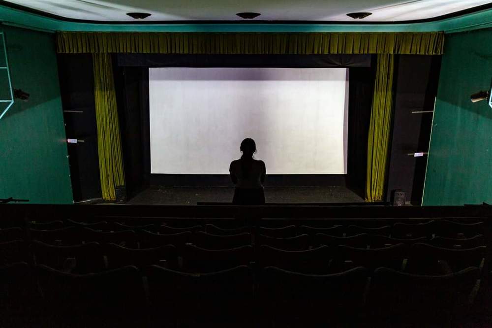 El Cine Arte Normandie fue fundado en agosto de 1982 y presenta pel&iacute;culas de &iacute;ndole cl&aacute;sica, art&iacute;stica, independiente y, en ciertas ocasiones, producciones m&aacute;s grandes, entre otras.   En 1991, se traslad&oacute; desde Alameda 139 hacia la calle Tarapac&aacute; 1181, siendo uno de los lugares patrimoniales, de culto y del cine underground en Santiago de Chile.