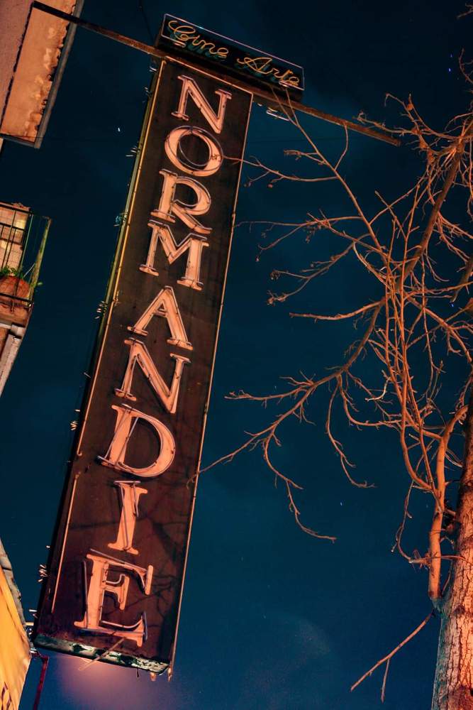 El Cine Arte Normandie fue fundado en agosto de 1982 y presenta pel&iacute;culas de &iacute;ndole cl&aacute;sica, art&iacute;stica, independiente y, en ciertas ocasiones, producciones m&aacute;s grandes, entre otras.   En 1991, se traslad&oacute; desde Alameda 139 hacia la calle Tarapac&aacute; 1181, siendo uno de los lugares patrimoniales, de culto y del cine underground en Santiago de Chile.