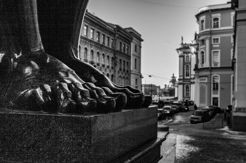 "когда ступеньки этой лестницы уходят из под ног, как палуба,"