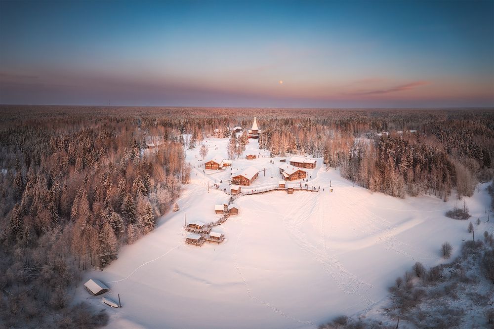 Малые Корелы в закатных лучах солнца