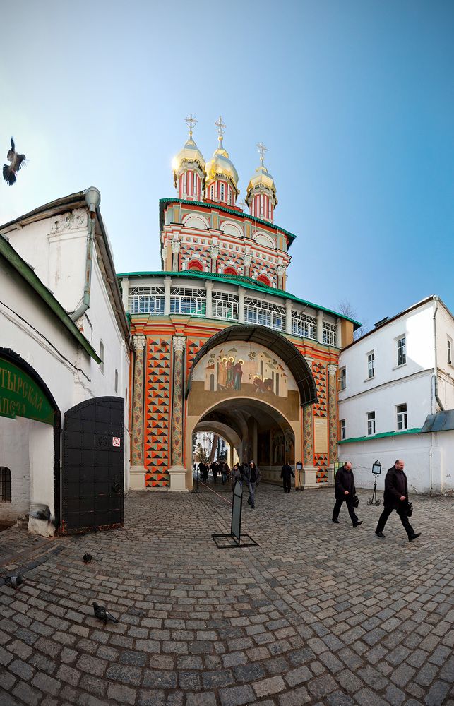 Надвратная церковь Рождества св. Иоанна Предтечи (1692 &ndash; 1699) 

Церковь Рождества Иоанна Предтечи (Предтеченский храм) расположена на восточной стороне монастыря, над широким арочным проемом, в котором до перенесения в сер. XVI в. монастырской стены несколько далее к востоку располагались Святые врата &ndash; главный вход в монастырь. Церковь возведена в 1692&ndash;1699 гг. на средства знаменитого купца и промышленника Г. Д.  Строганова (1656&ndash;1715).    Церковь заслуженно относится к числу лучших построек строгановского направления стиля московского барокко. Увенчанная изящным пятиглавием и украшенная богатым резным декором, выделяющимся на фоне красных стен, она служит прекрасным оформлением главного входа в монастырь, чем и определяется ее роль в архитектурном ансамбле монастыря.     Настенная роспись в церкви Рождества Иоанна Предтечи была восстановлена в 1948 г. и воспроизводит несохранившуюся роспись 1872 г. Украшающий сейчас храм резной иконостас XIX в., выполненный в стиле классицизма, установлен также в 1948 г. В притворе церкви сохранилась изразцовая печь XVII в.     В настоящее время в храме ежедневно совершается Таинство исповеди для паломников с 6 до 11 час., а с 14 час. &ndash; по особому чину, служба изгнания злых духов.