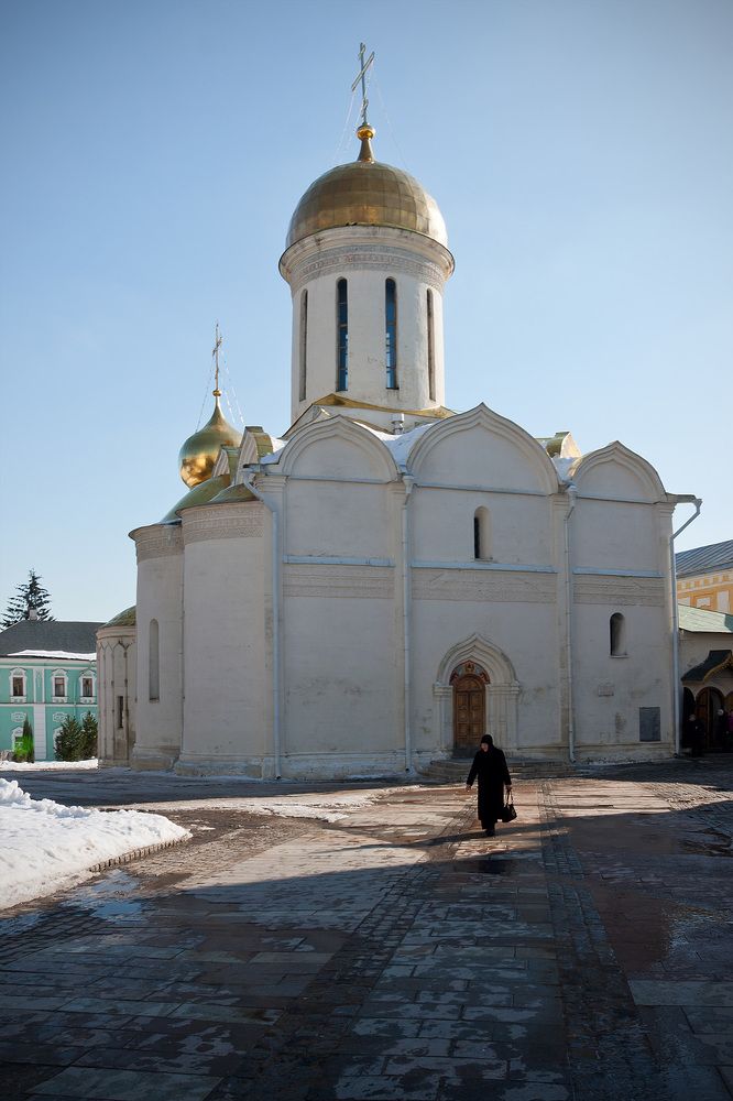 Троицкий собор (1422)    Троицкий собор &ndash; главный соборный храм и древнейшее из сохранившихся сооружений Троицкого монастыря. Он был воздвигнут в 1422 г. преподобным Никоном &laquo;в честь и похвалу&raquo; основателю монастыря, преподобному Сергию Радонежскому (&dagger;1392). В Троицком соборе в серебряной раке покоятся святые мощи преподобного Сергия &ndash; главная святыня обители.    Белокаменный Троицкий собор является одним из важнейших памятников ранне-московского зодчества. С Троицкого собора началось формирование уникального архитектурного ансамбля монастыря. Древнейшая роспись внутренних стен собора, выполненная в 1425&ndash;1427 гг. преподобными иконописцами Андреем Рублевым и Даниилом Черным, к сожалению, до нас не дошла. Сохранившаяся роспись выполнена в 1635 г. и воспроизводит древнюю иконографию первоначальной росписи. Главное художественное сокровище Троицкого собора &ndash; его пятиярусный иконостас, большинство икон которого выполнено в 1-й трети XV в. преподобным Андреем Рублевым и мастерами его круга.     В Троицком соборе ежедневно совершаются богослужения: Божественная литургия (начало в 6 час. 30 мин., кроме будних дней Великого поста), молебны с акафистом преподобному Сергию у раки с его святыми мощами (с 5 час. 30 мин. до 20 час. 30 мин.), а также другие богослужения. В Троицком соборе принимают монашеский постриг братия обители.