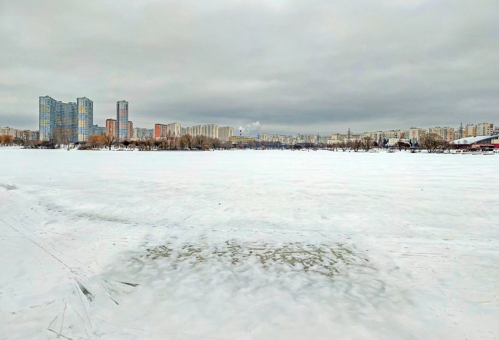 На замерзшем пруду