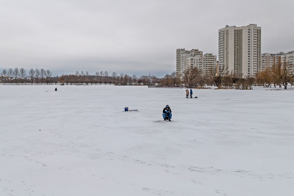 На замерзшем пруду
