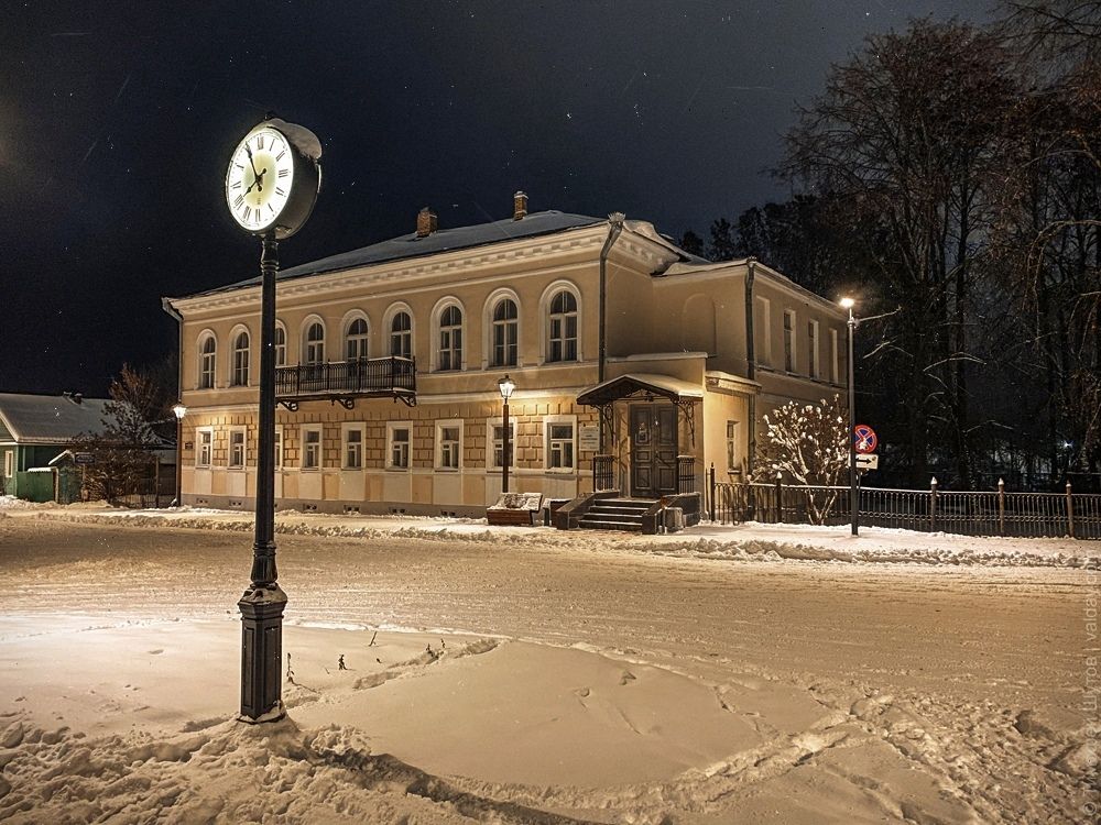 Уездный город В.