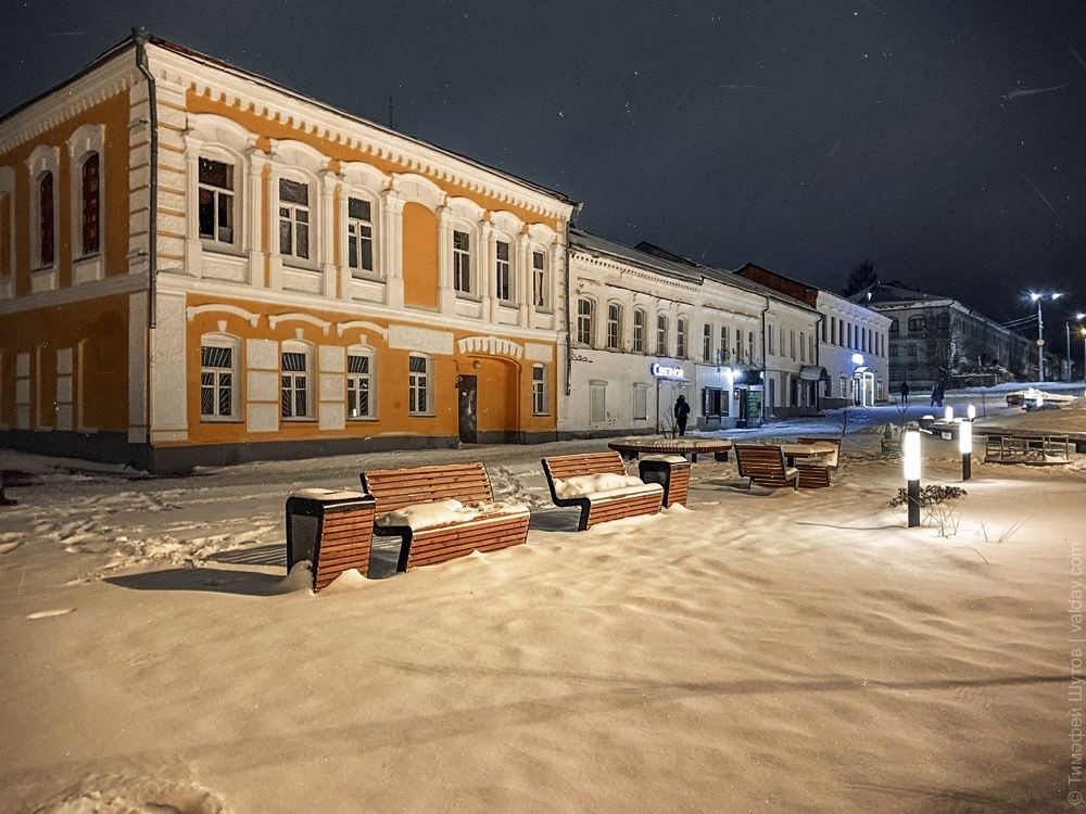Уездный город В.