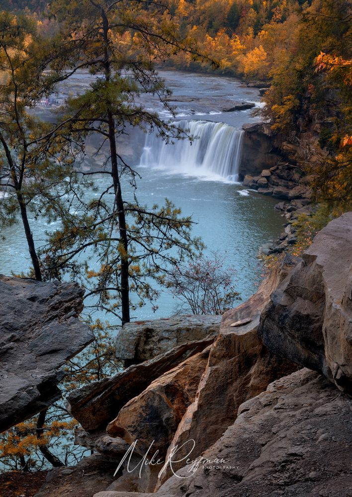 Cumberland Falls: Niagara of the South. Cumberland Falls State Resort Park, Kentucky, USA