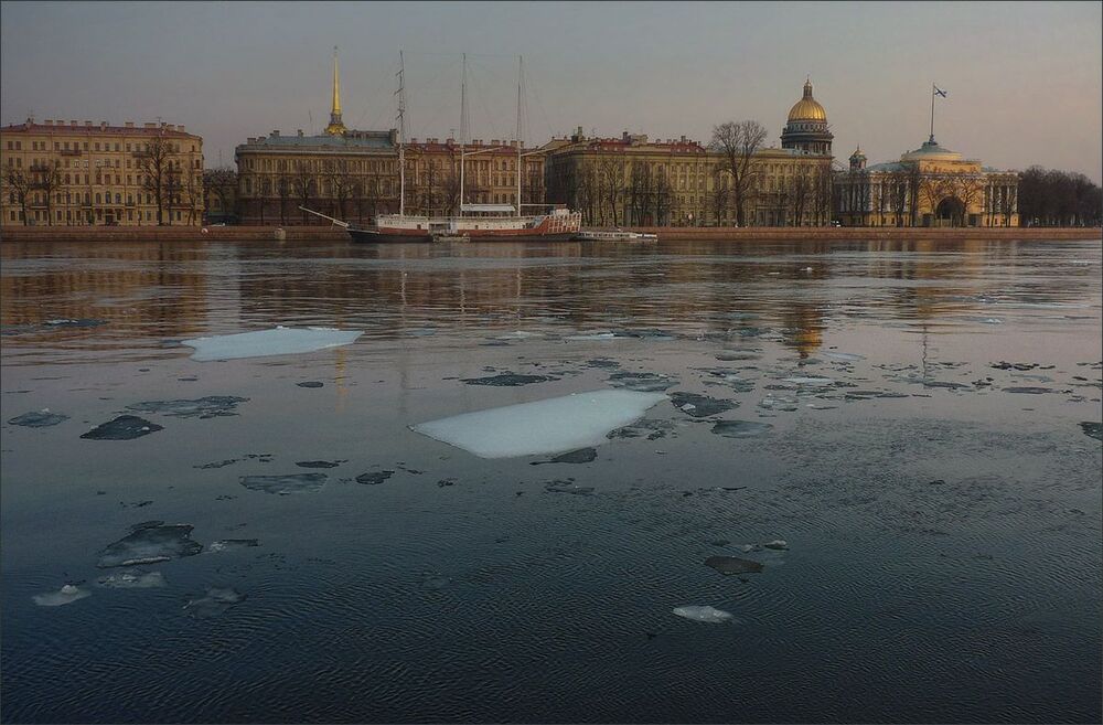 Апрельский вечер в городе на Неве