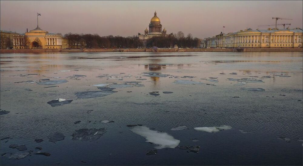 Апрельский вечер в городе на Неве