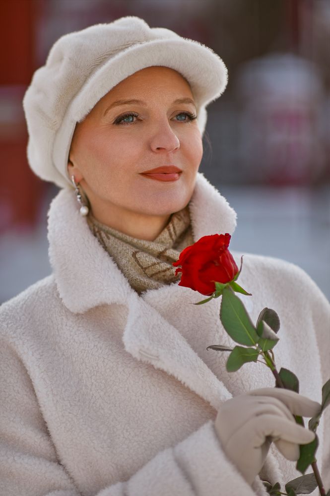 Алая роза  .  .  .
