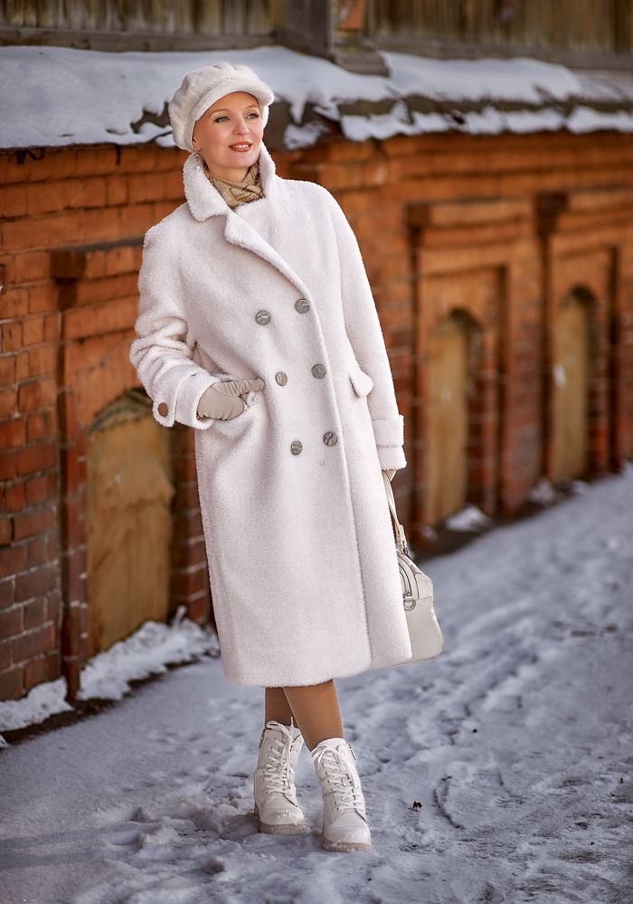 Алая роза  .  .  .